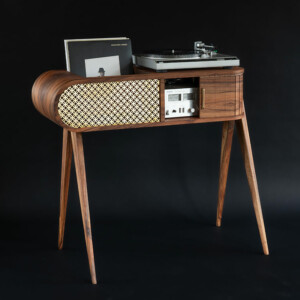 Meuble platine vinyle tout en courbes – noyer et laiton