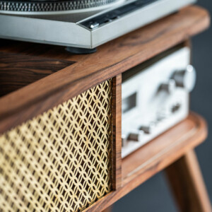 Meuble platine vinyle tout en courbes – noyer et laiton zoom