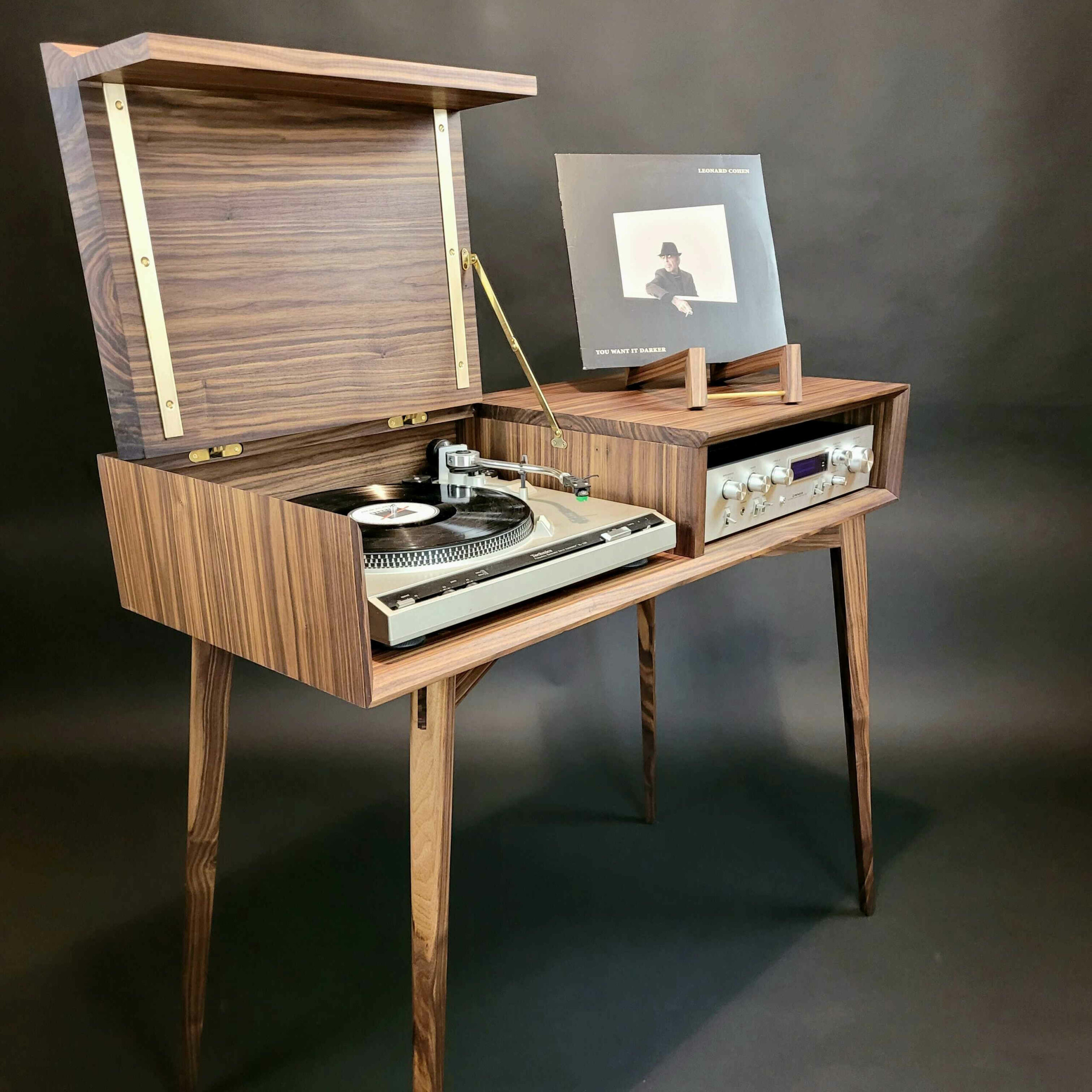 Meuble vinyles en bois massif. Meuble hifi rétro en noyer et laiton, avec platine vinyle, ampli et disques