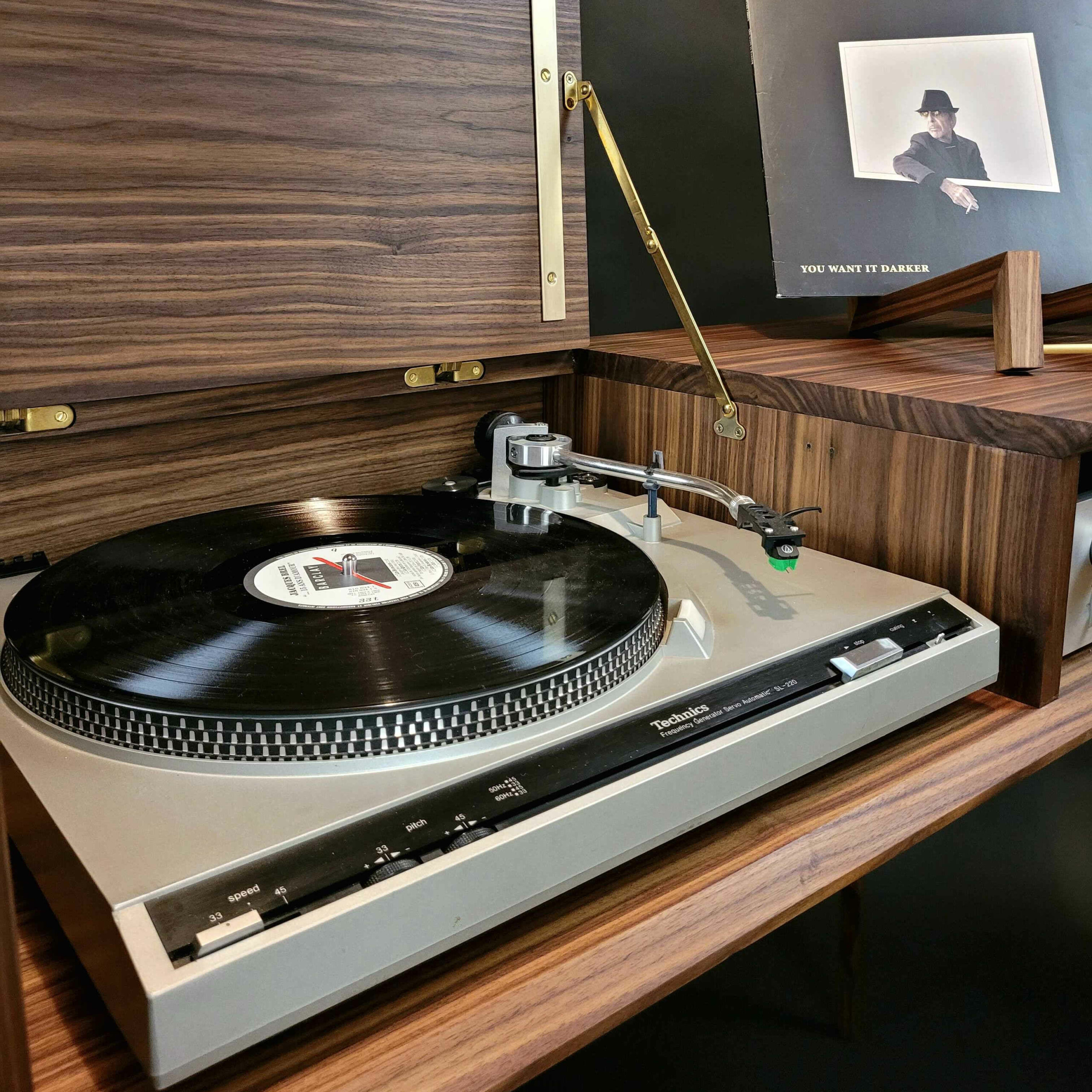 Meuble vinyle rétro bois massif noyer sur mesure rising sun avec platine vinyle vintage